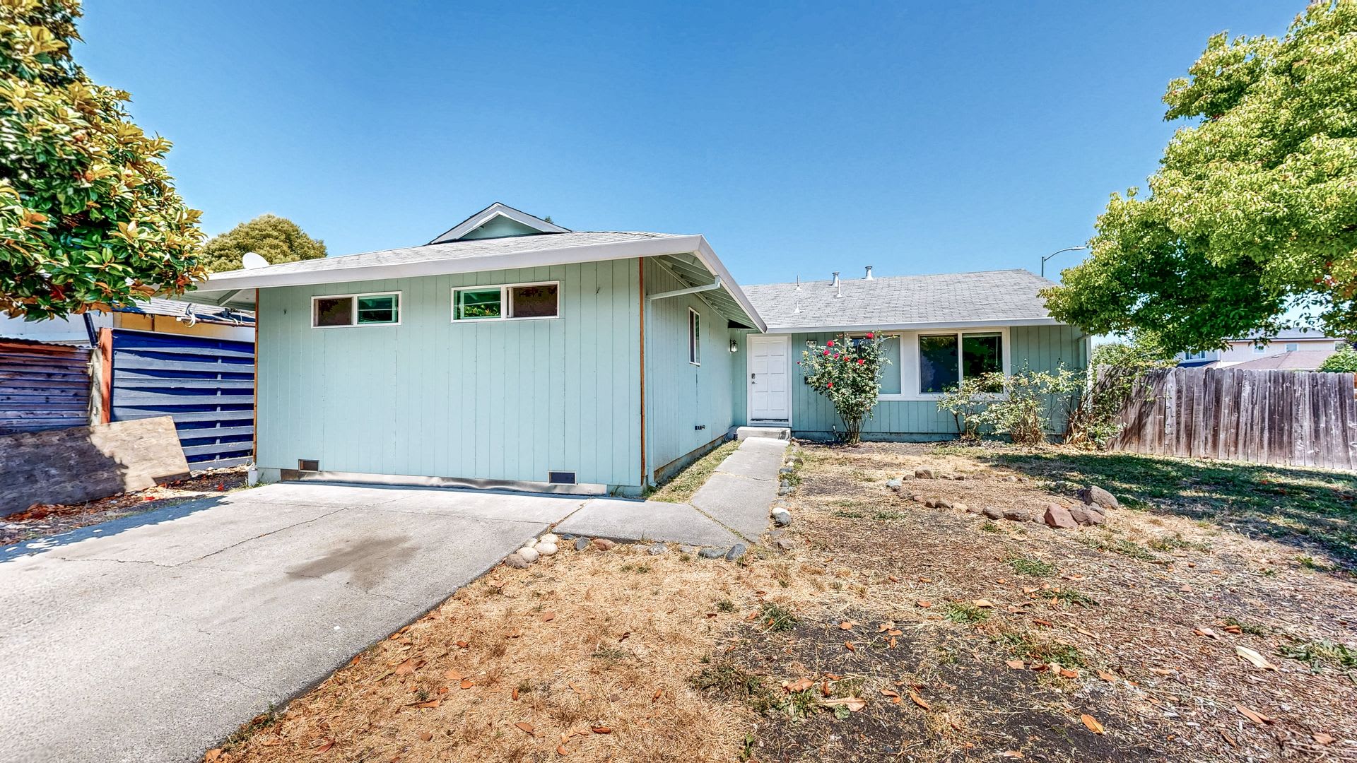 Charming 3 Bedroom and 2 Bathroom Single Family Home with Large Enclosed Backyard! – photo 2