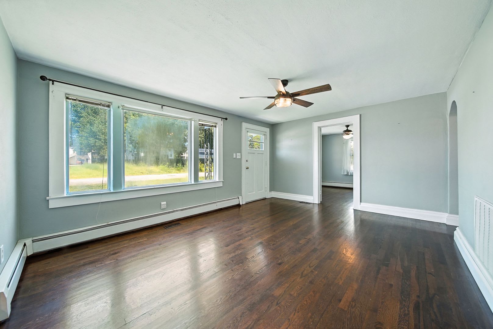Charming 3 bed /2 bath Bungalow on Spacious Corner Lot – photo 3