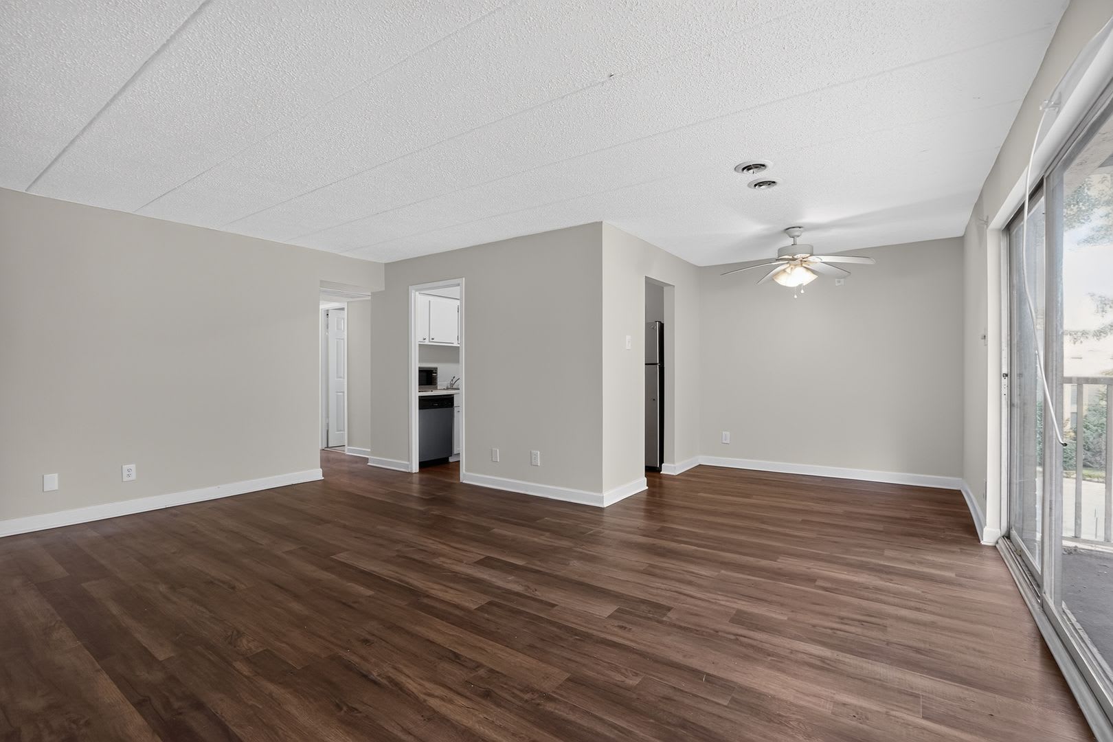 Welcome Home To This Bright And Inviting 2Bd 1Bth Condo In The Sought After Huntington Club Community All Utilties Included – photo 5