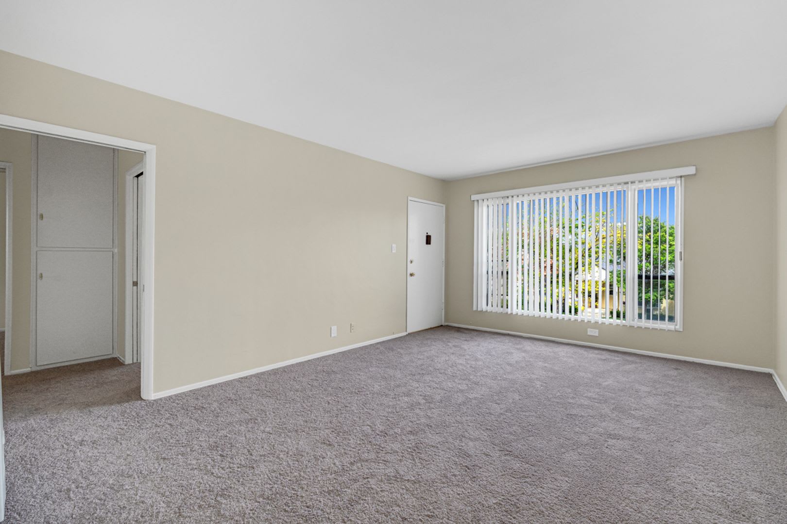 2 Bedrooms 1 Bath Unit In Great Location – photo 2