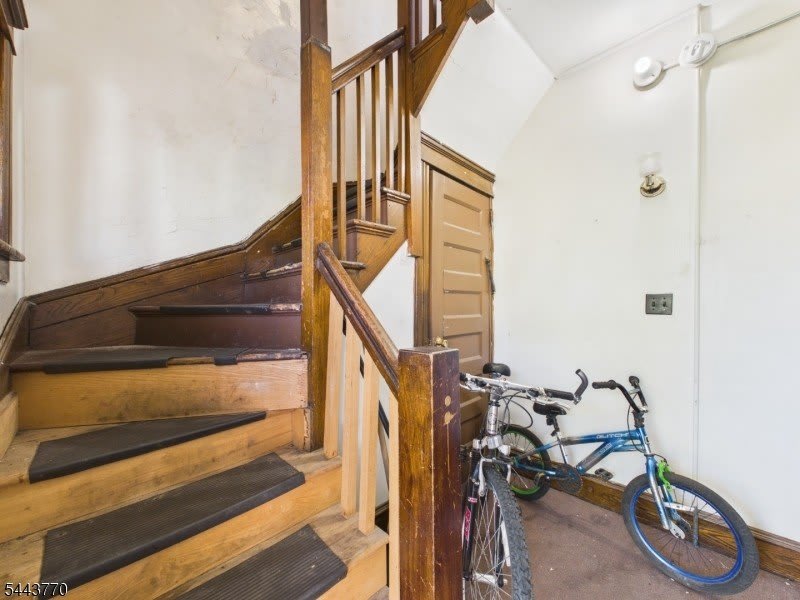 139 Fairview Ave – photo 2