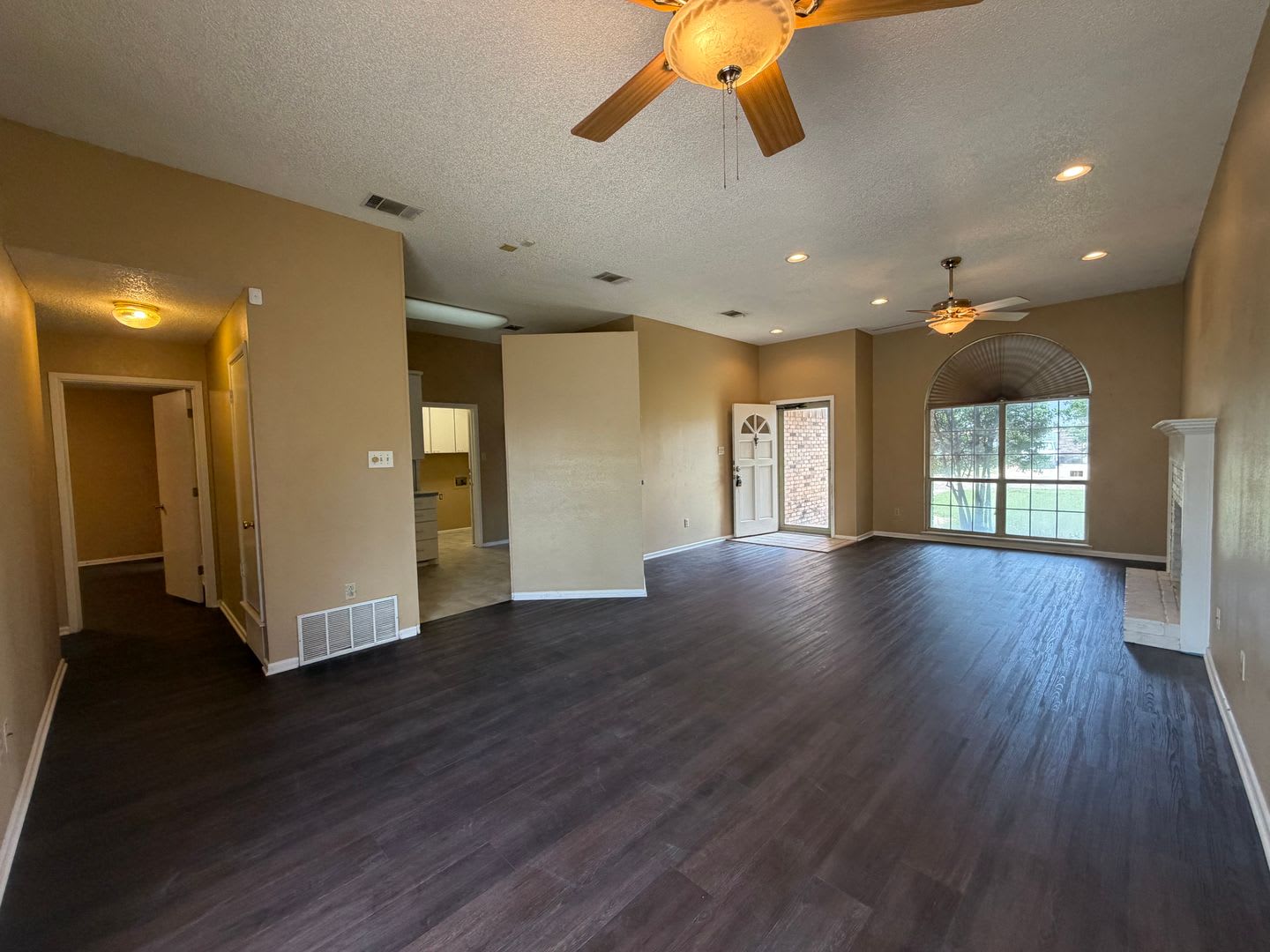 3/2/2 Available in August!- HALF OFF FIRST FULL MONTH'S RENT – photo 4