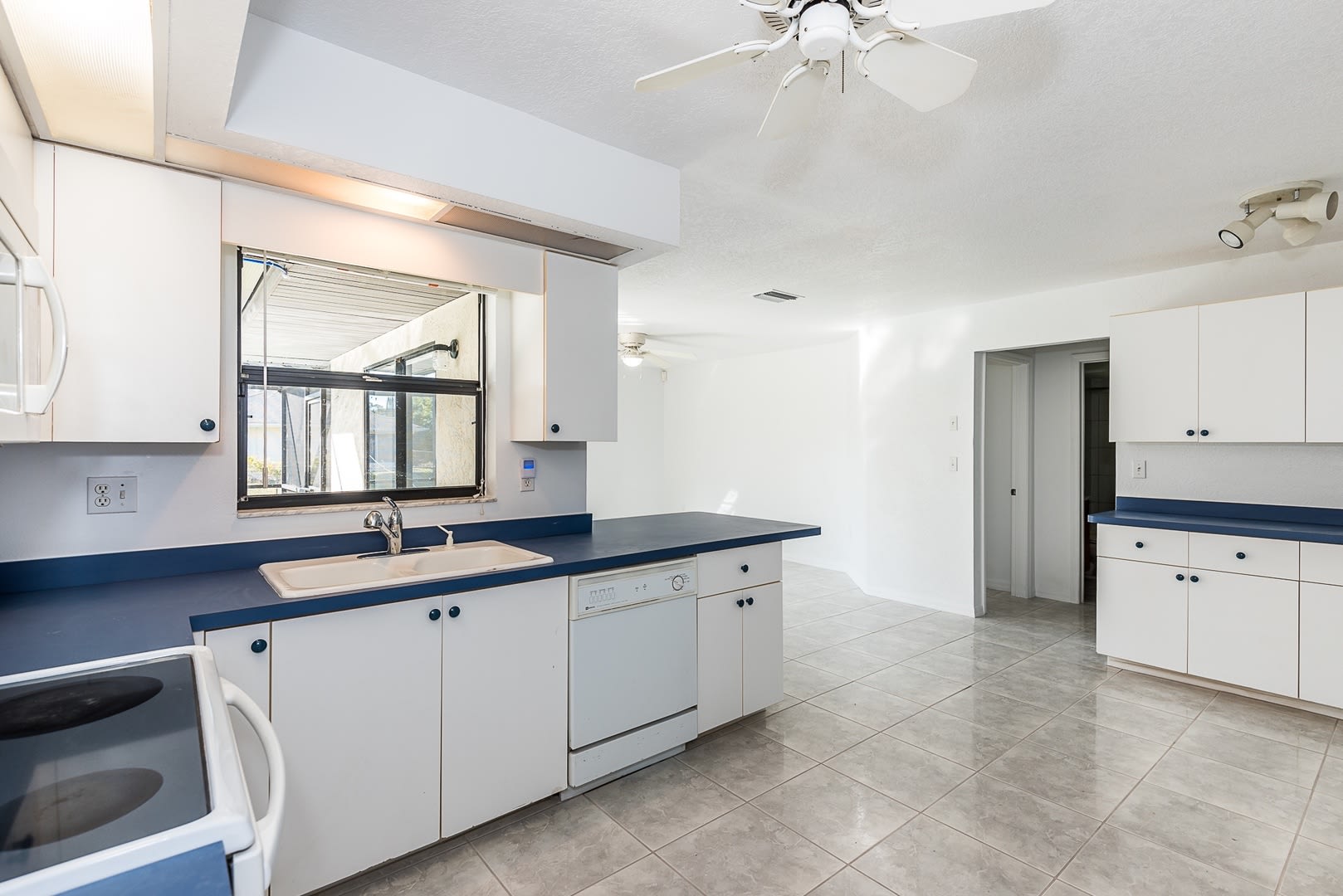 PET FRIENDLY POOL HOME IN PORT CHARLOTTE – photo 4