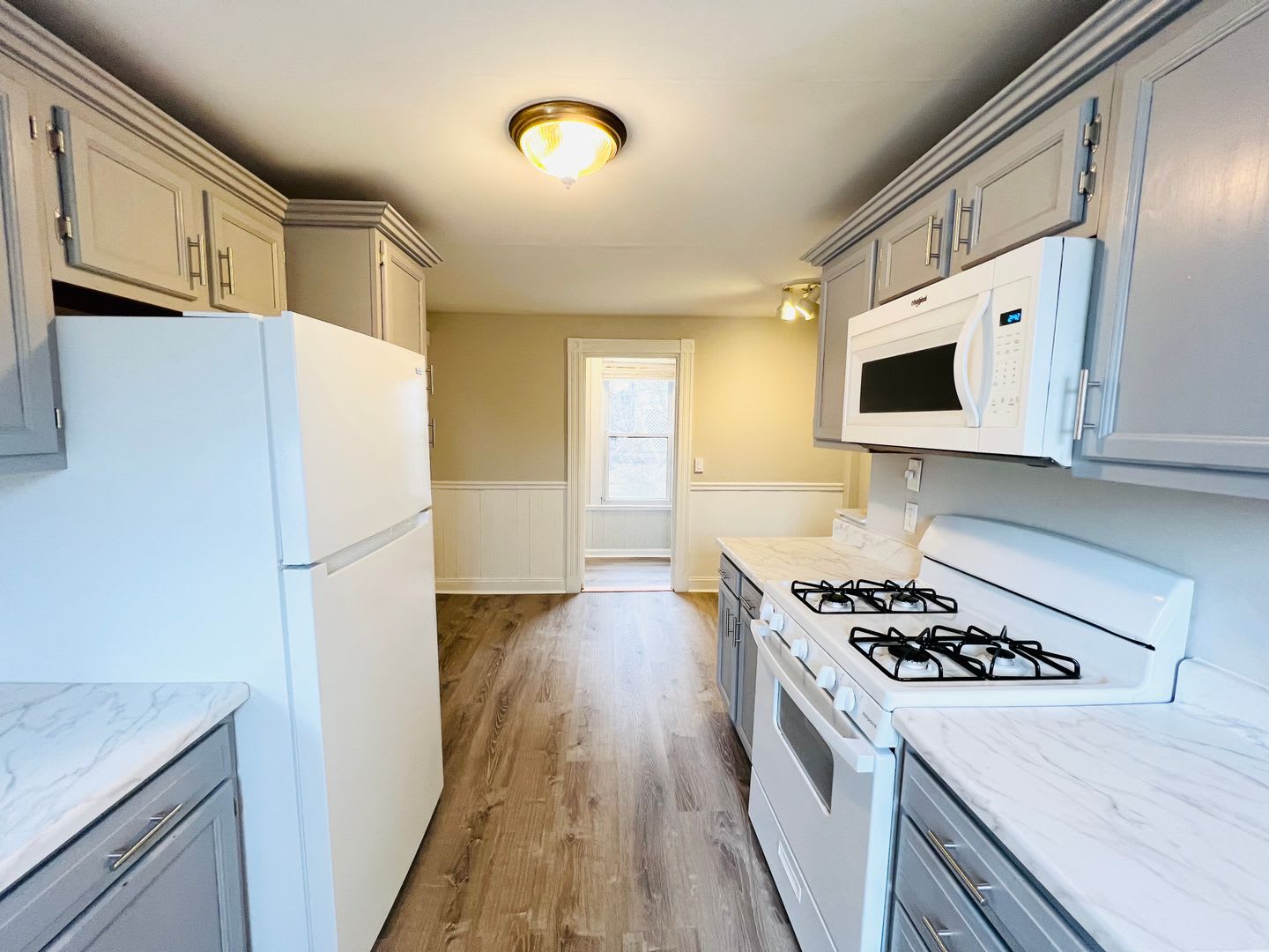 NEWLY RENOVATED 4-BED PENTHOUSE UNIT WITH EASY ACCESS TO HIGHWAY AND PUBLIC TRANSPORTATION! – photo 1