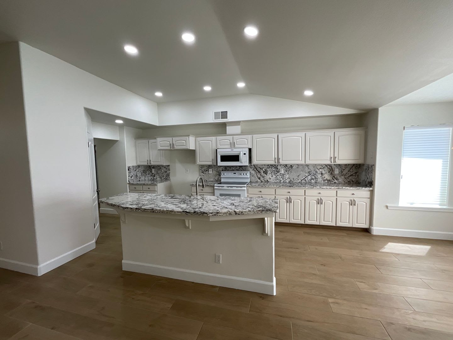 Beautiful 3 Bedroom 2 Bath home with bonus room in the Clovis North High area. – photo 4