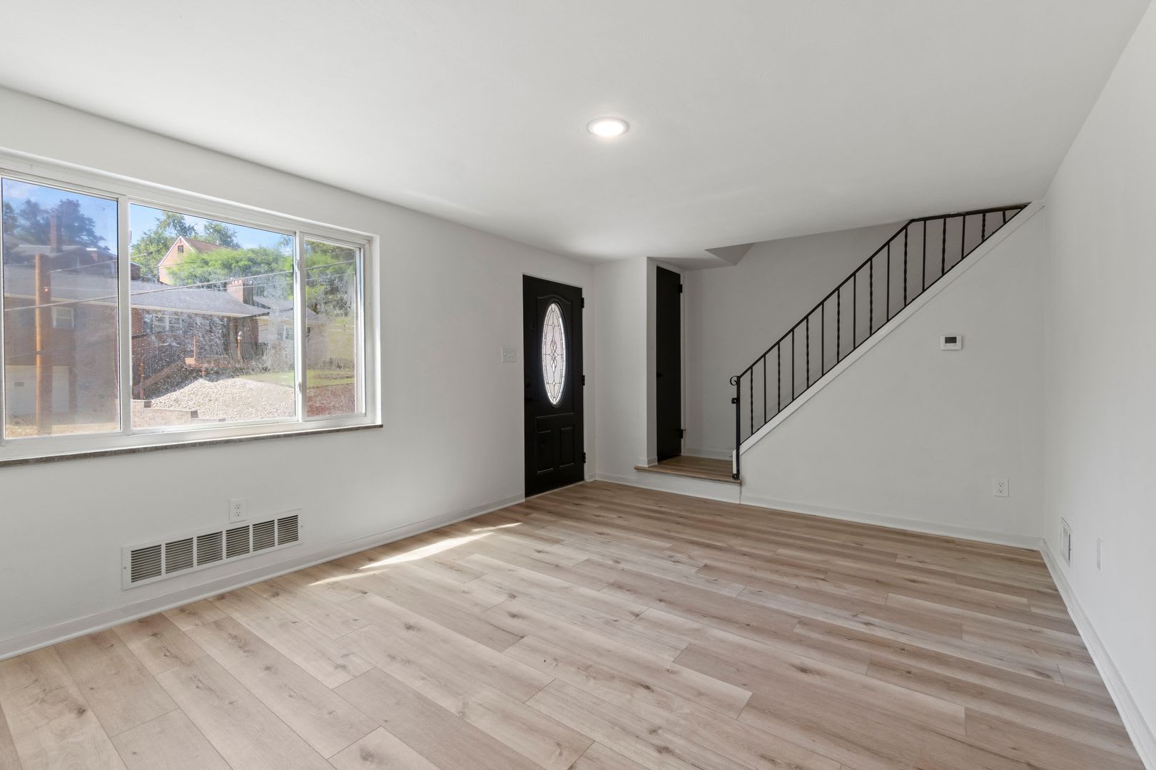 READY FOR MOVE IN! Don't miss this RENOVATED 2 bedroom in BEECHVIEW! – photo 2