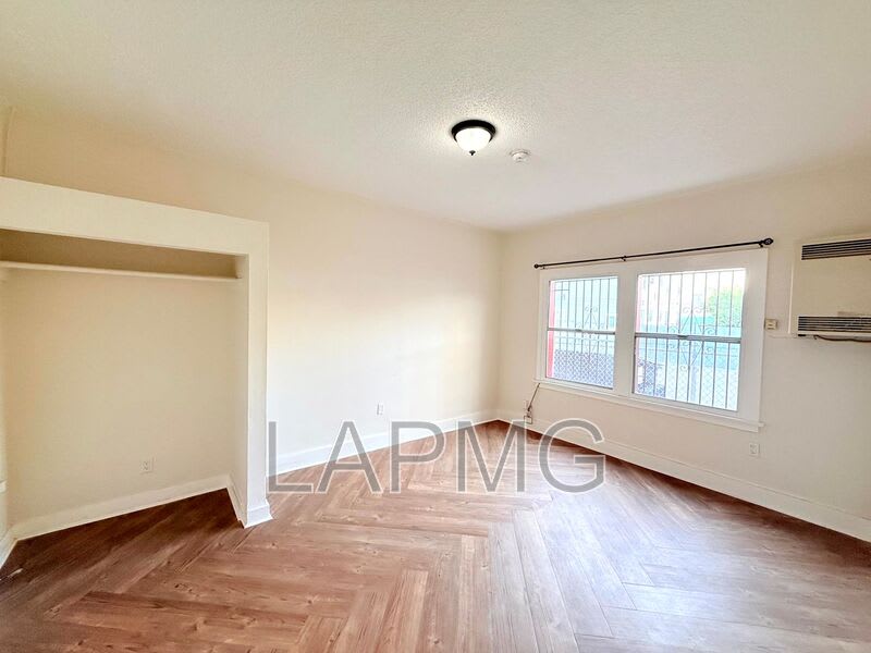 1614 N. Kenmore Avenue – photo 1