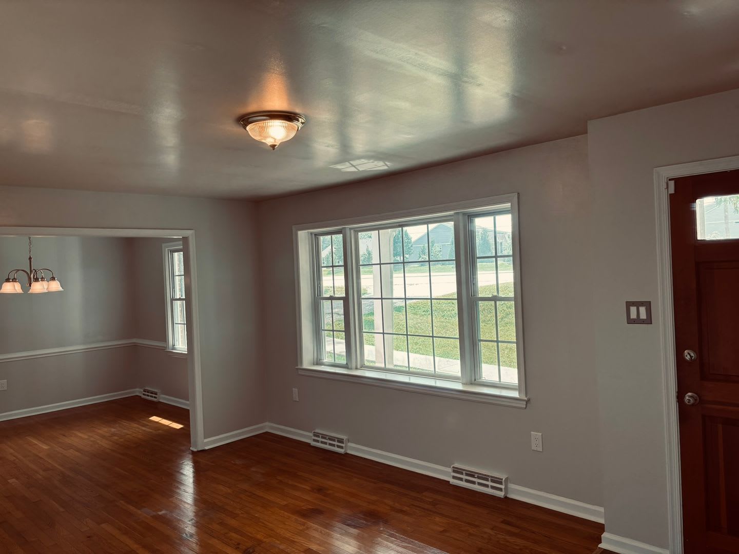 Large 3 bedroom brick rancher with 1.5 bathrooms. – photo 2