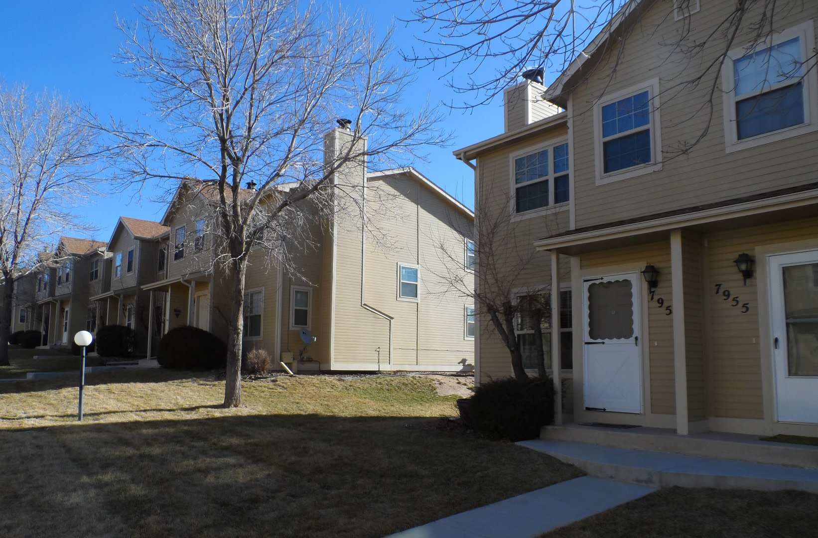 Stylish End Unit with Central Air & Wood Floors in District 20!! – photo 2