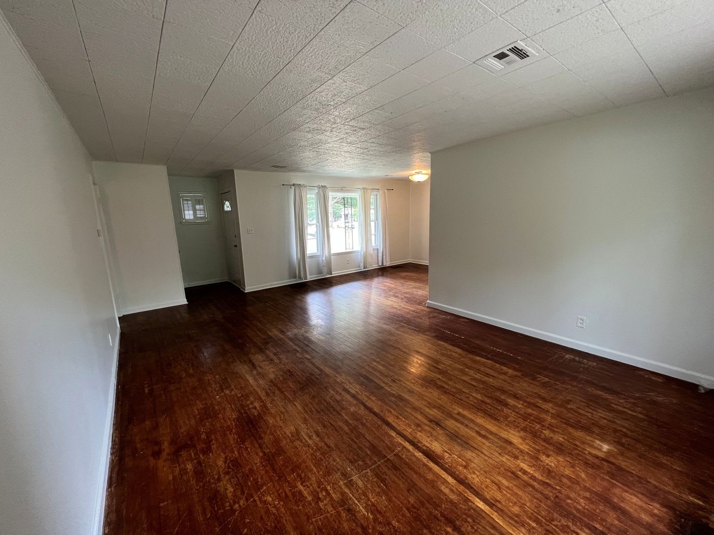 AVAILABLE FOR IMMEDIATE MOVE IN! WALK TO RIVERSIDE PARKS!!! – photo 5