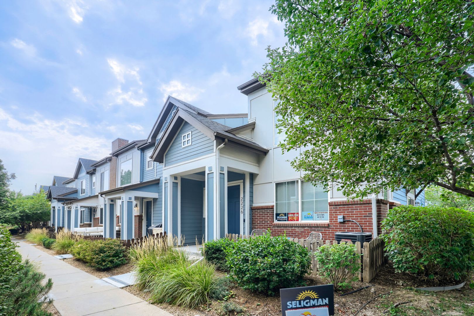 Evolve Real Estate: Charming 3-Bedroom, 3-Bathroom Townhome – photo 1