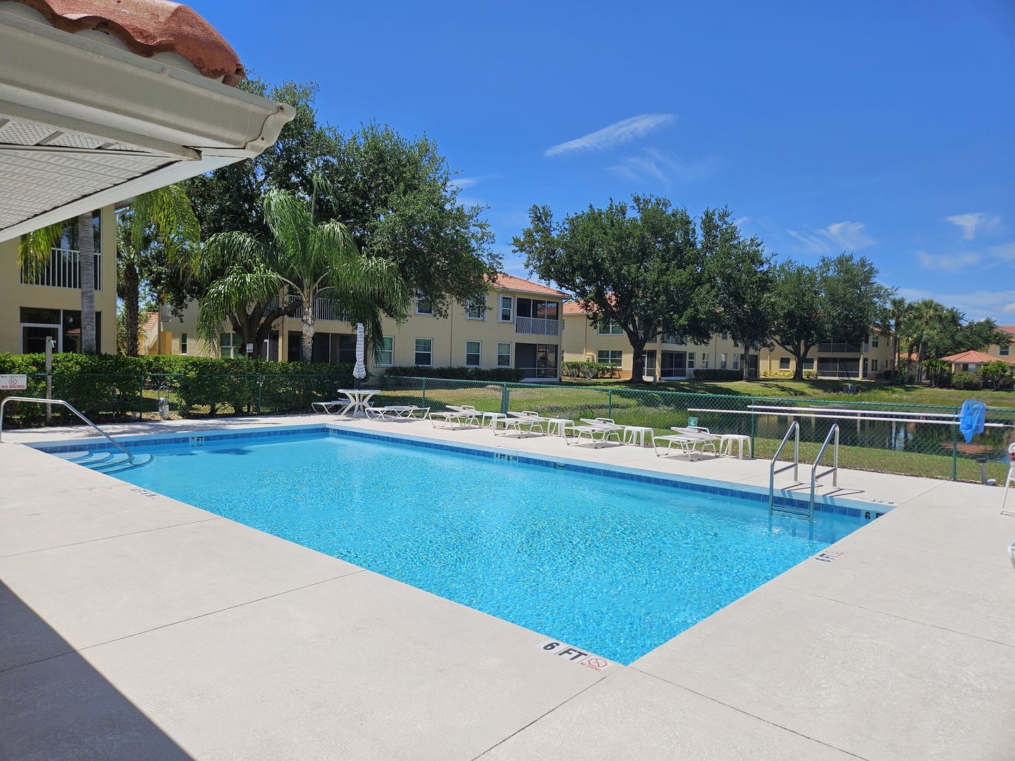 Annual Unfurnished 3 Bedroom 2 Bathroom Second Floor Condo in Casa Del Lago! – photo 3
