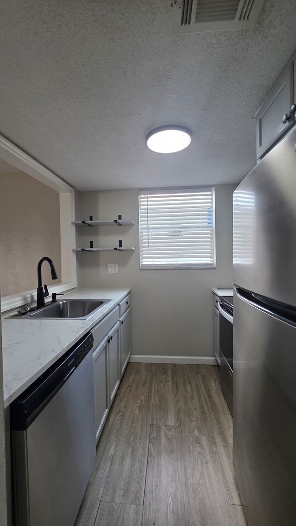 ** HALF OFF 1ST MONTH'S RENT WITH 13 MONTH LEASE ** – photo 4