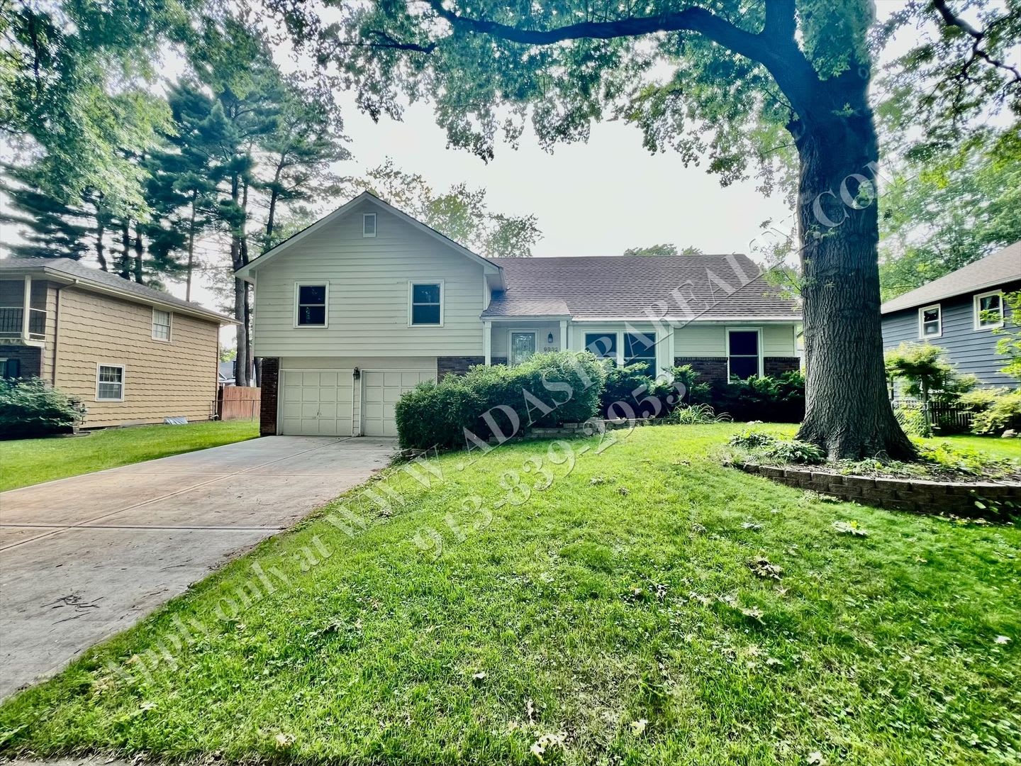 Lovely Home In Nall Hills-Available NOW!! – photo 3