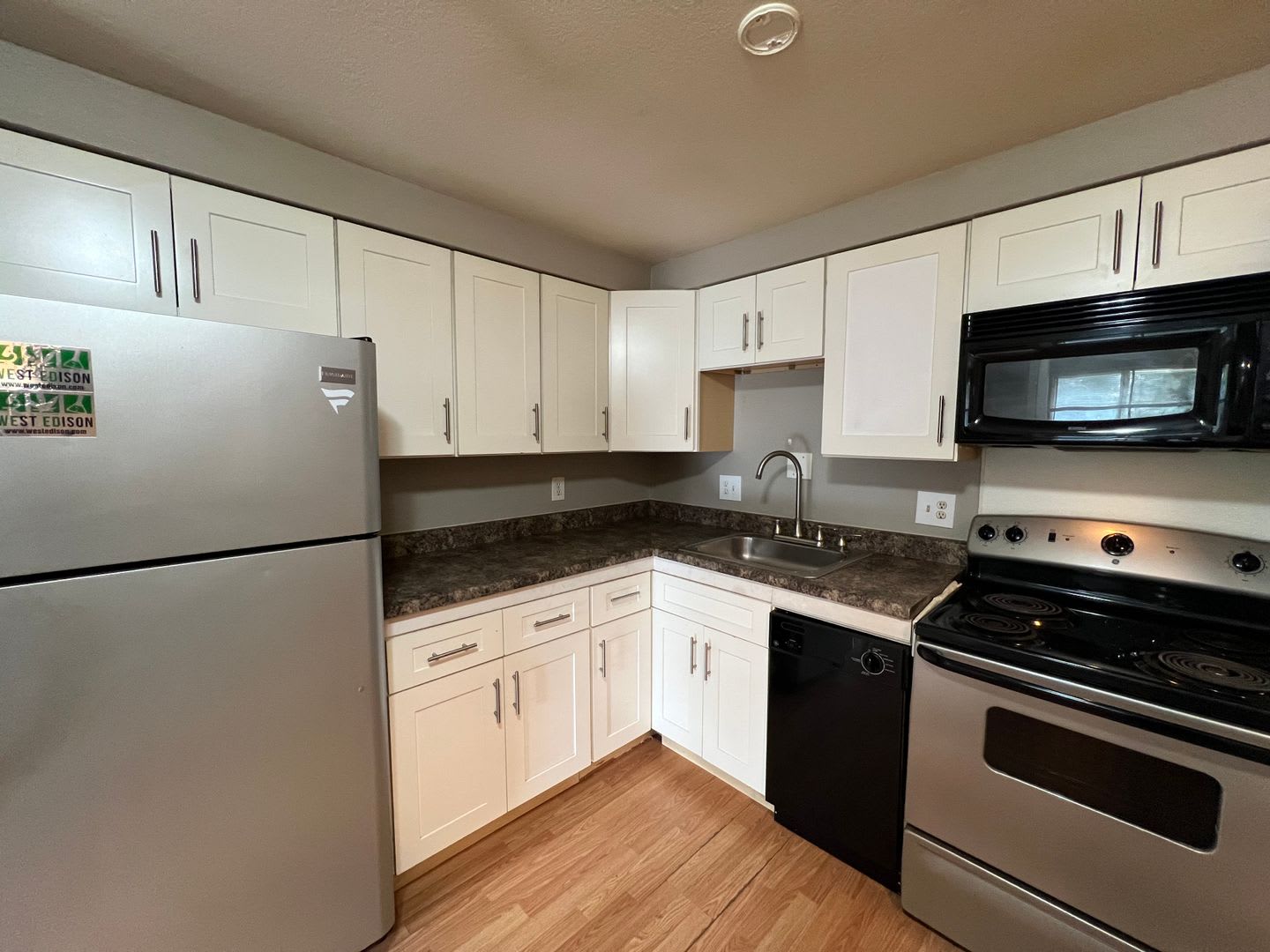 1 Bedroom 1 Bathroom Apartment In East Denver Move In Special – photo 2