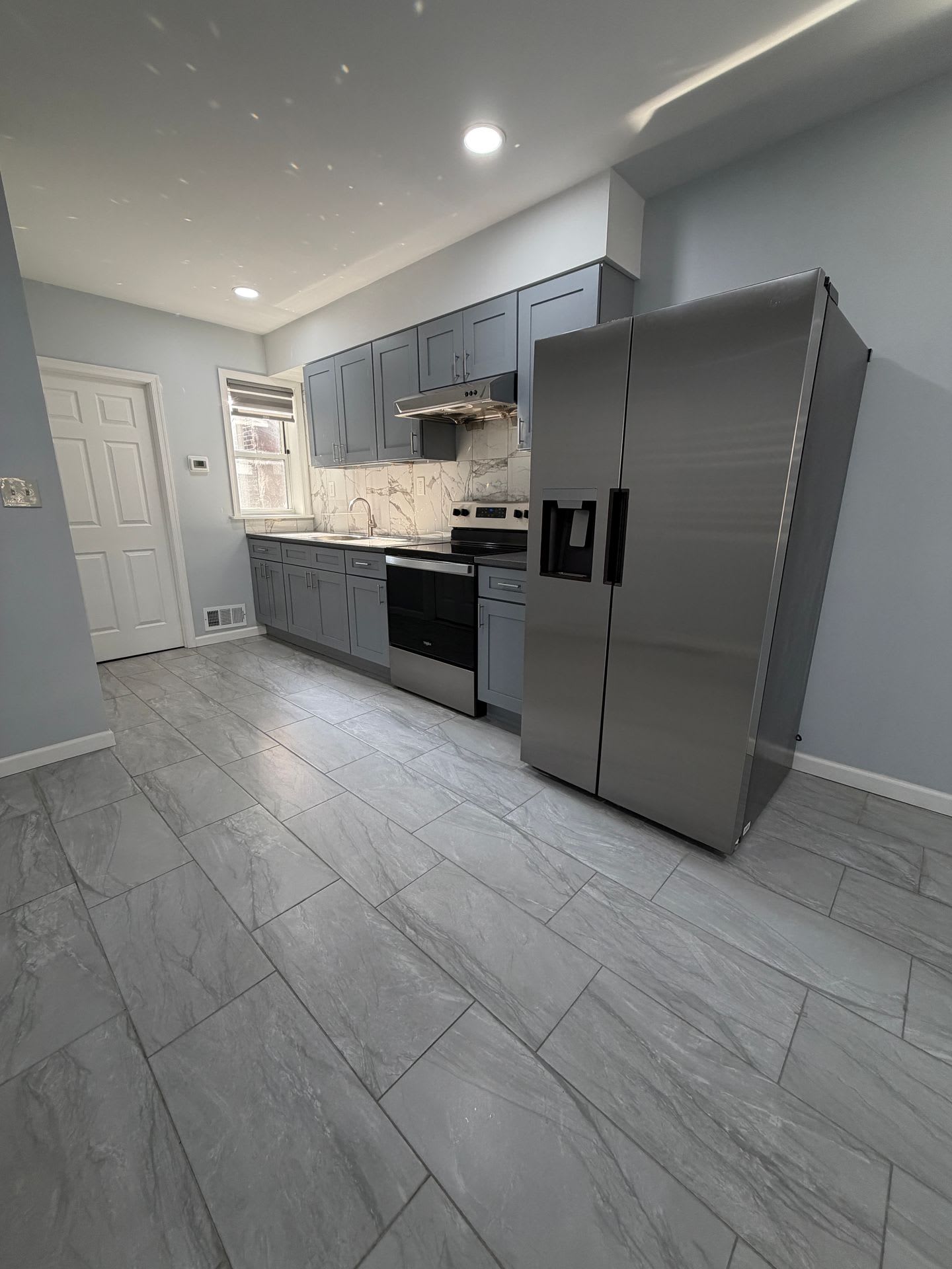 Newly Renovated Bi-Level One Bedroom – photo 2
