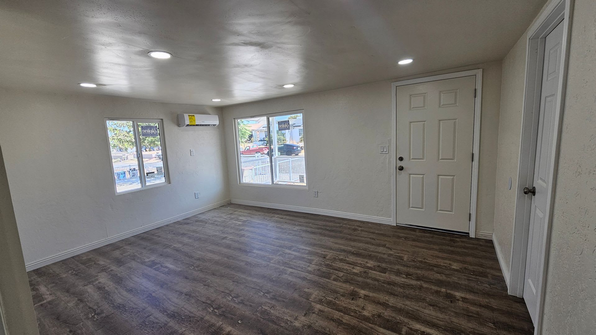 Newly Renovated 3 Bedroom, 2 Bathroom Home in Taft! – photo 3