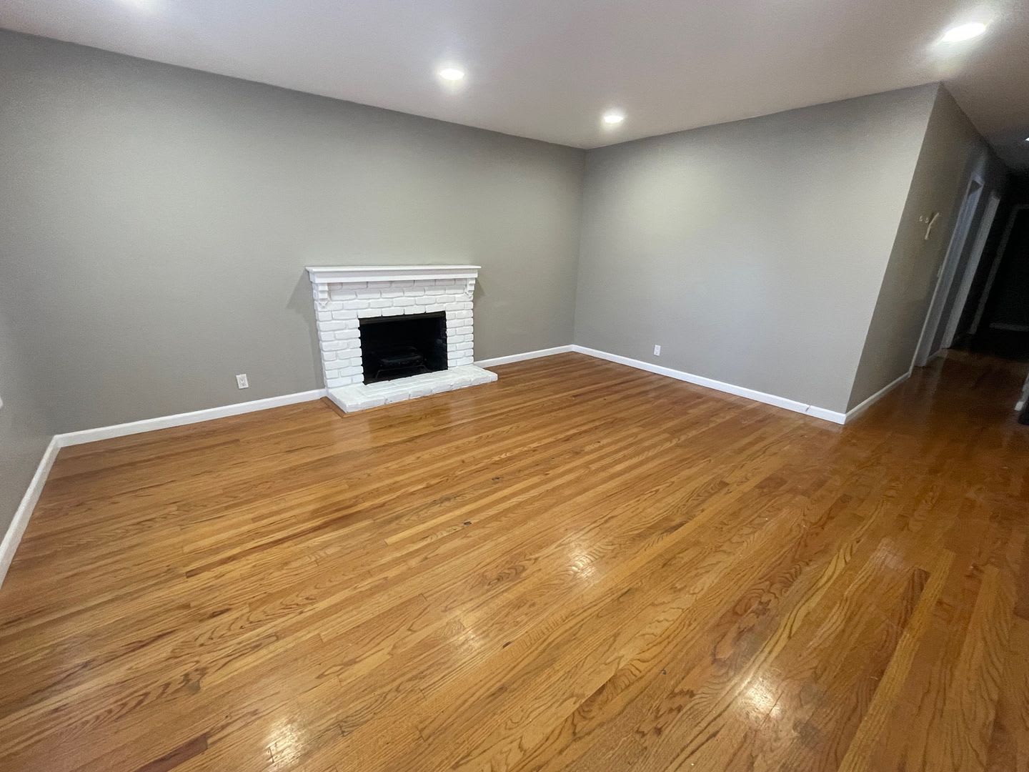 Spacious house with Skylights, Hardwood floors, Family room and Gardener – photo 3