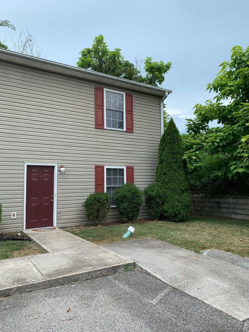 2 Bedroom 2 Bath Townhouse – photo 4