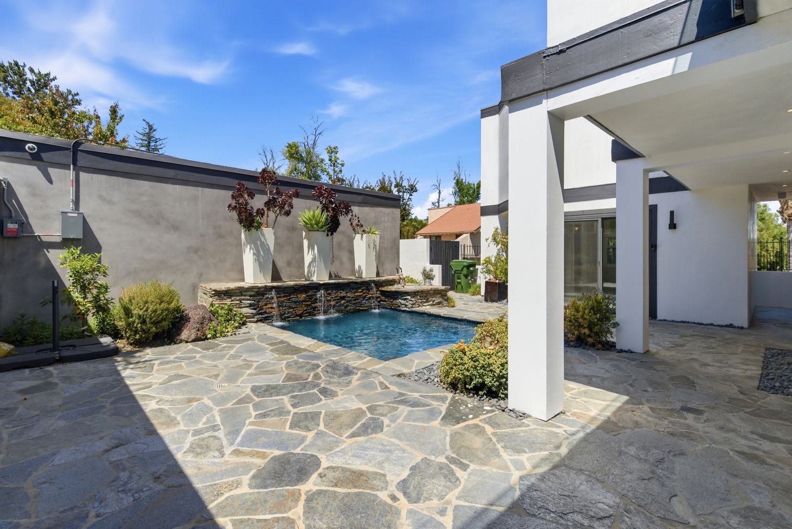 Luxury waterfront living in Calabasas – photo 4
