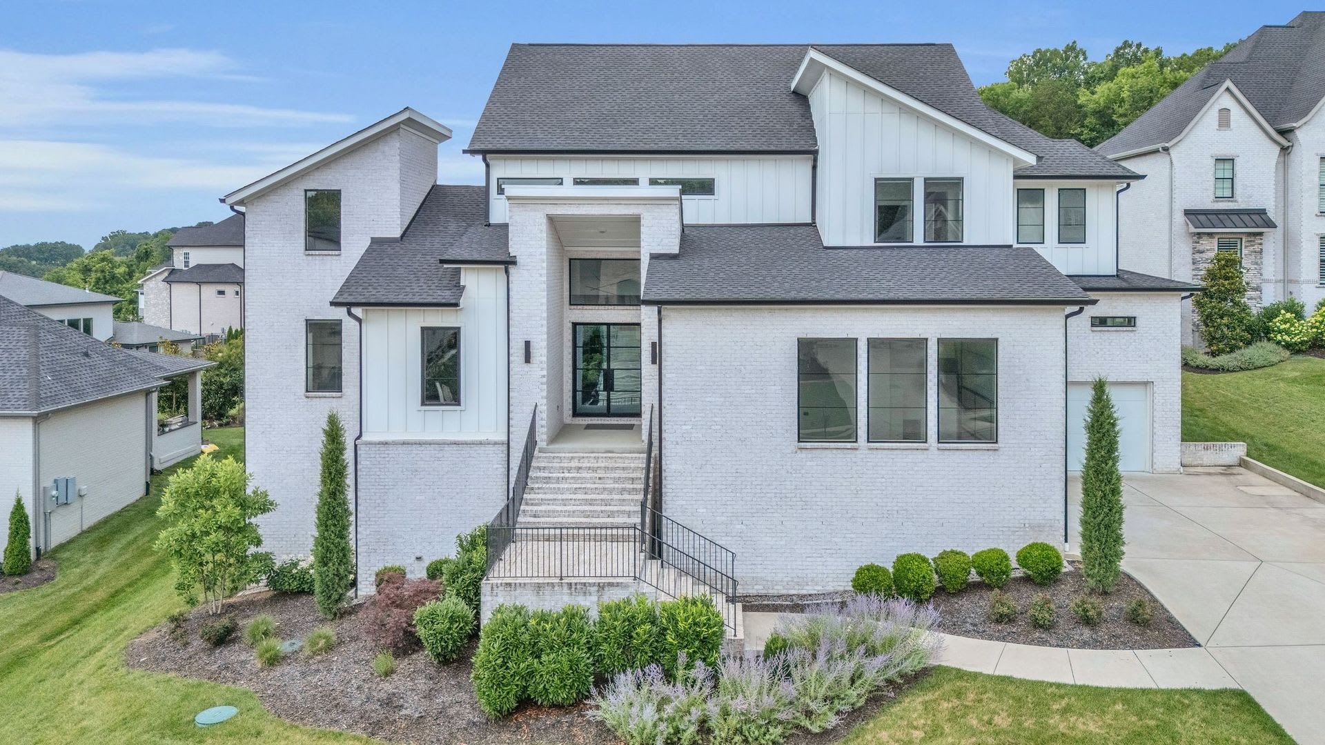 Modern Luxury in the Heart of Franklin – photo 1