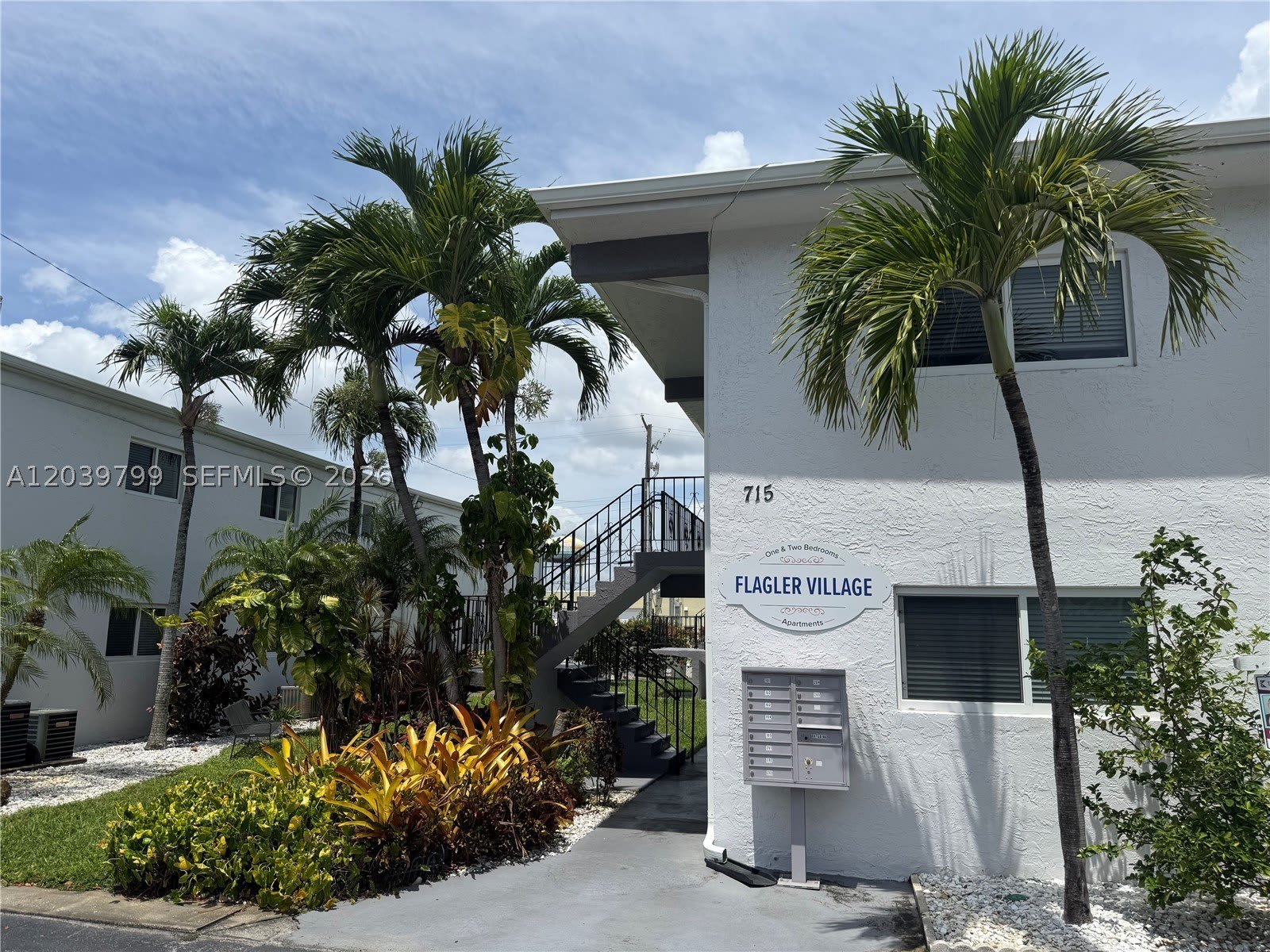 715 NE 2nd Ave – photo 1