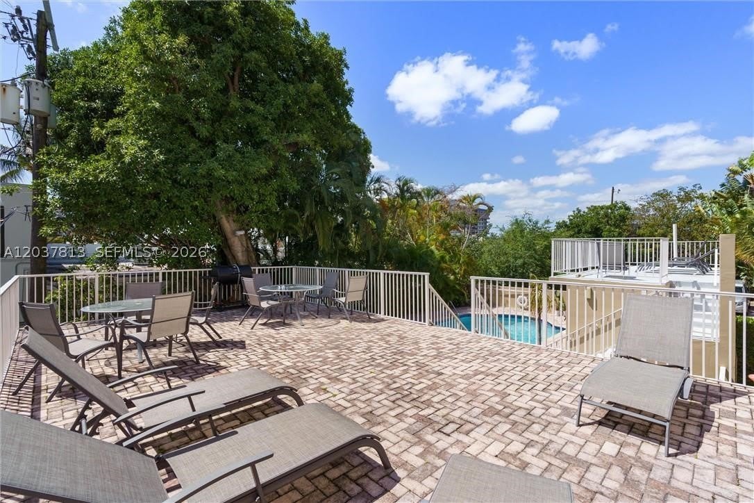 1050 SE 15th St – photo 2