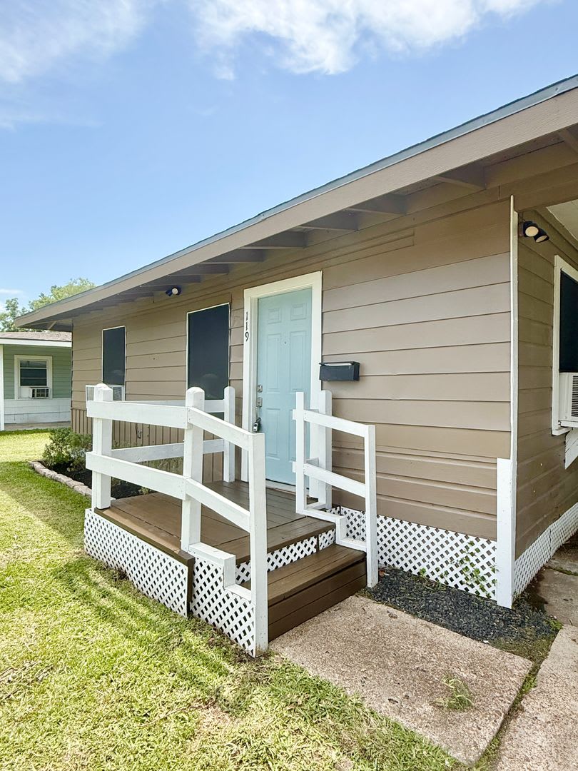 Adorable 2/1 Cottage near Downtown Lake Jackson! – photo 2