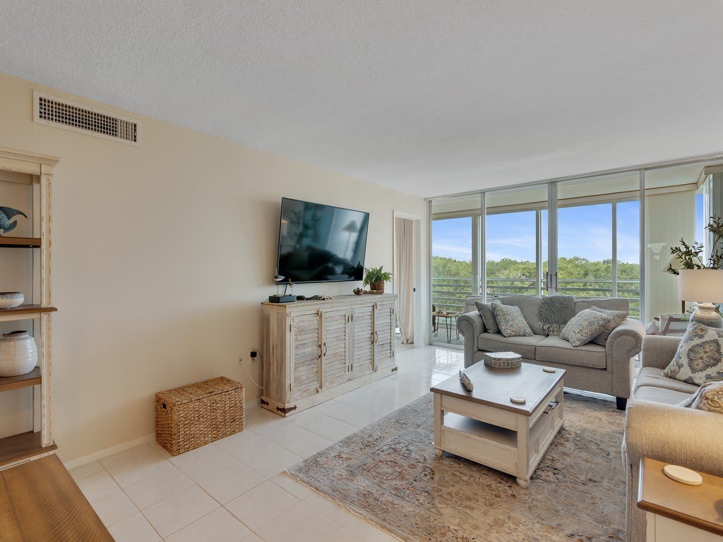 935 E Causeway Boulevard – photo 5