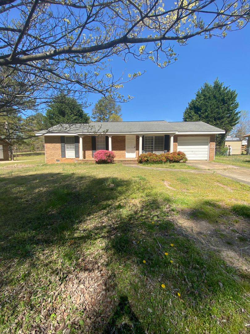 Pet Friendly 3 Bedroom 1 5 Bath House With A Large Fenced In Backyard In Athens Ga – photo 1