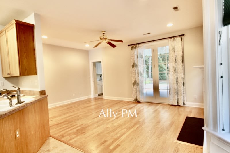 1892 Clay Drive – photo 3