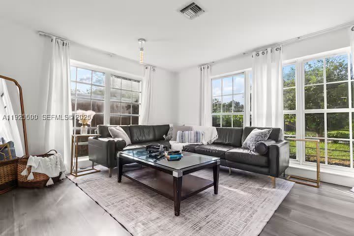 909 NE 7th St – photo 5