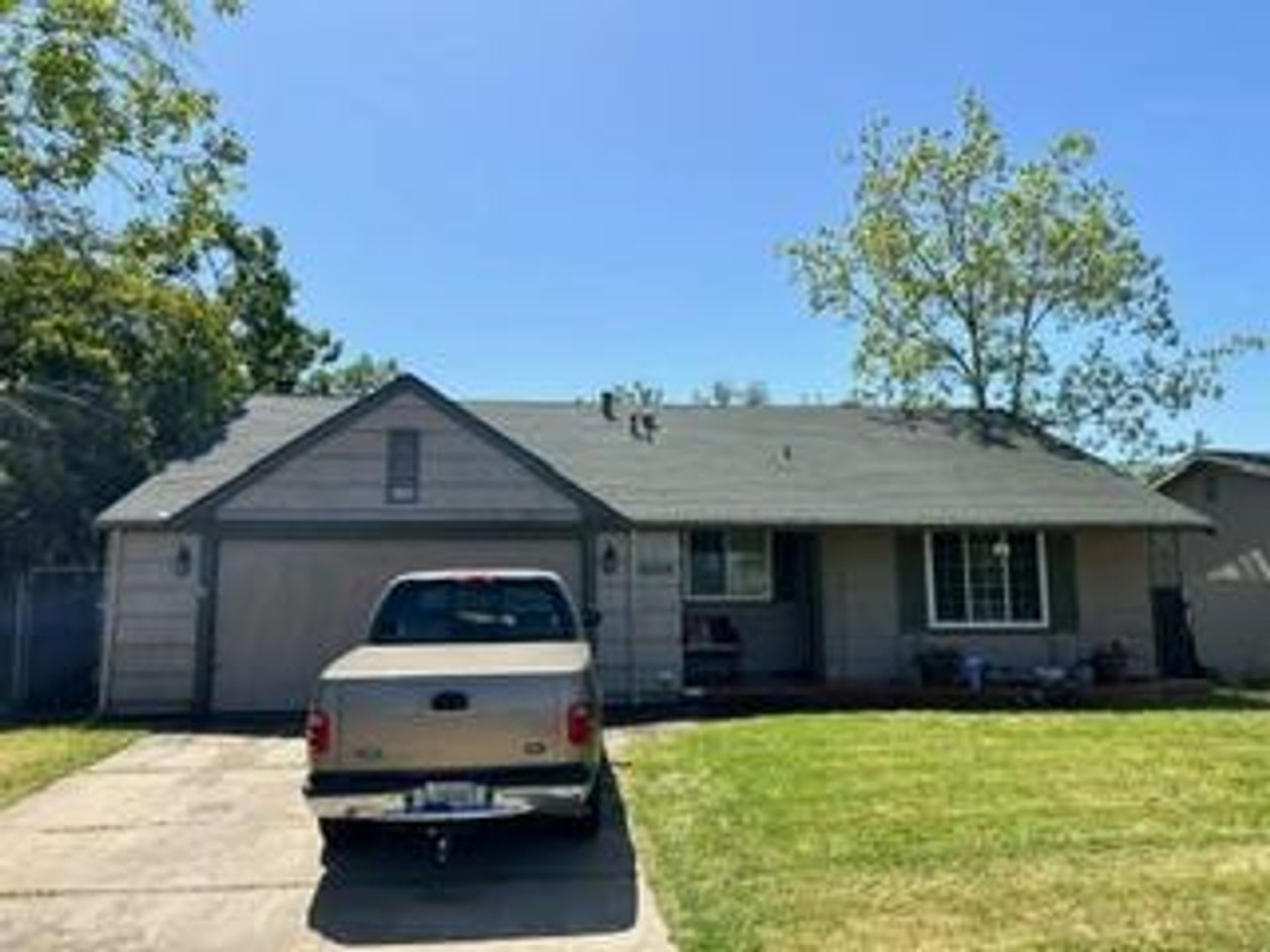 Adorable 3/2 Central Sacramento! PLEASE READ ENTIRE AD FOR VIEWINGS! – photo 1