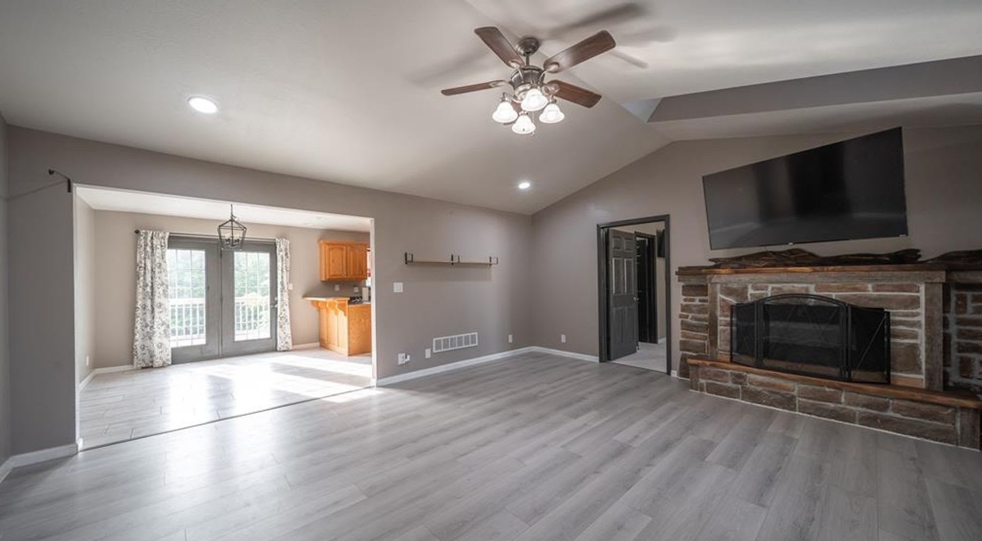 6 Bedroom 3 Bath With Theater And So Much More – photo 3