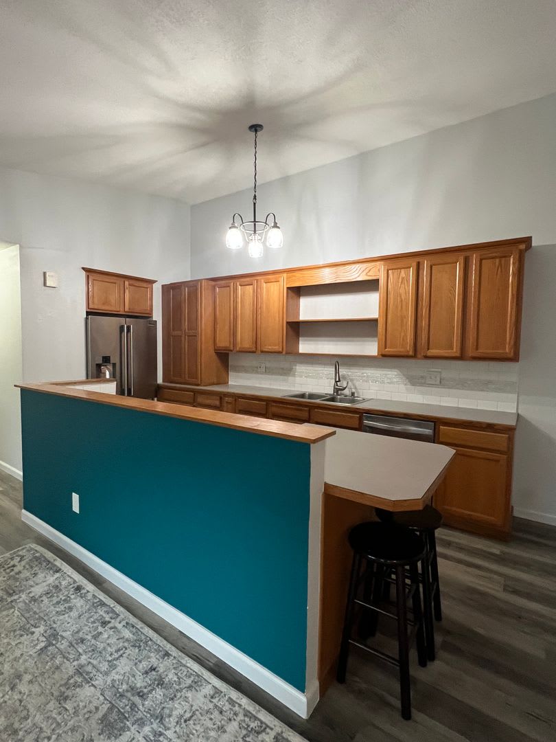 Updated Ranch Style Townhome With Open Concept Layout And Vaulted Ceilings – photo 4