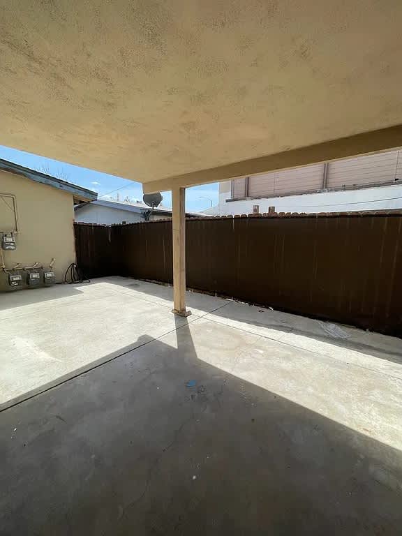 911 N Vineyard Ave – photo 3