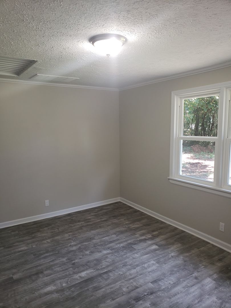 Newly Renovated 2 Bedroom Cottage Close to Shaw in Quiet Area – photo 3