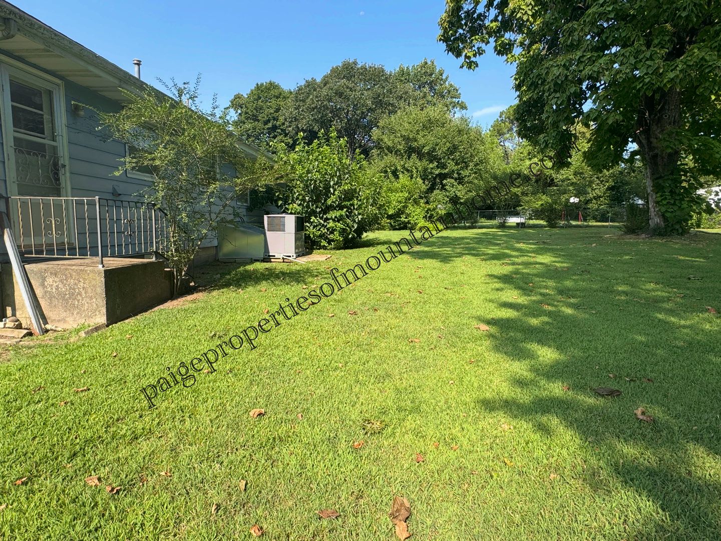 Charming 2-Bedroom Home with Large Yard & Garage – photo 4