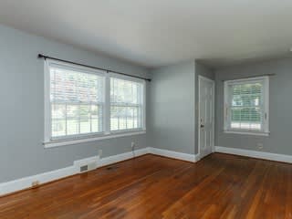 Great Location One Bedroom Triplex Great For Pets The Village District Available April 10Th – photo 4
