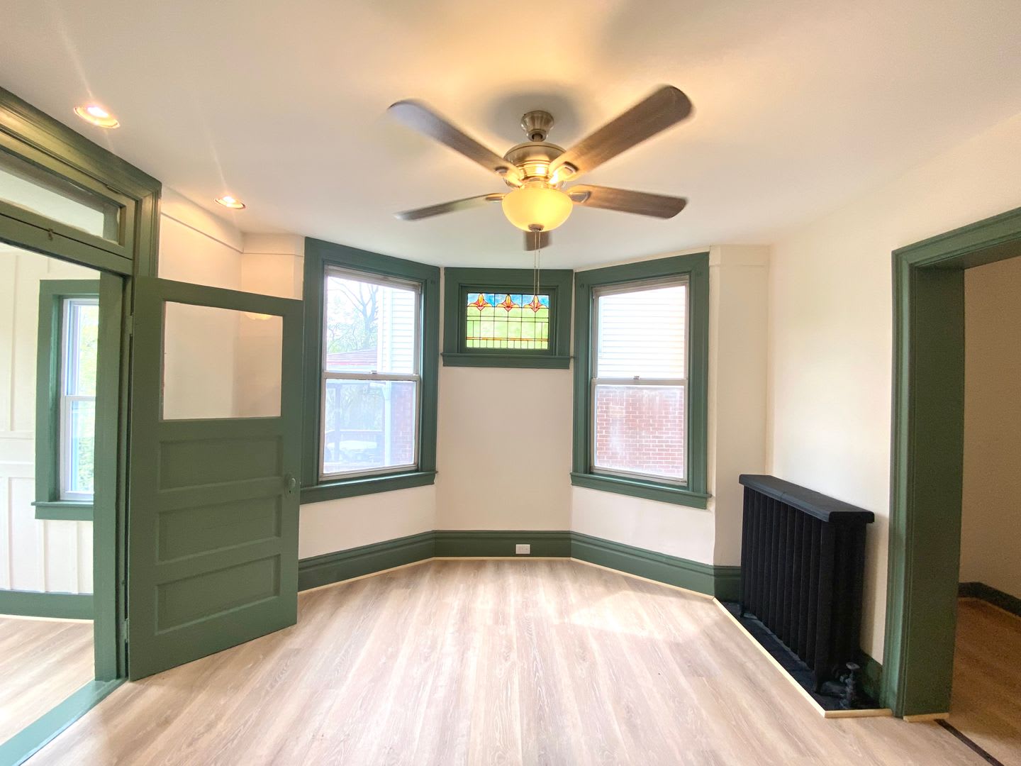 3 Bed/1 Bath Home in Beechview with Bonus Room-Convenient to Downtown! Available October! – photo 1