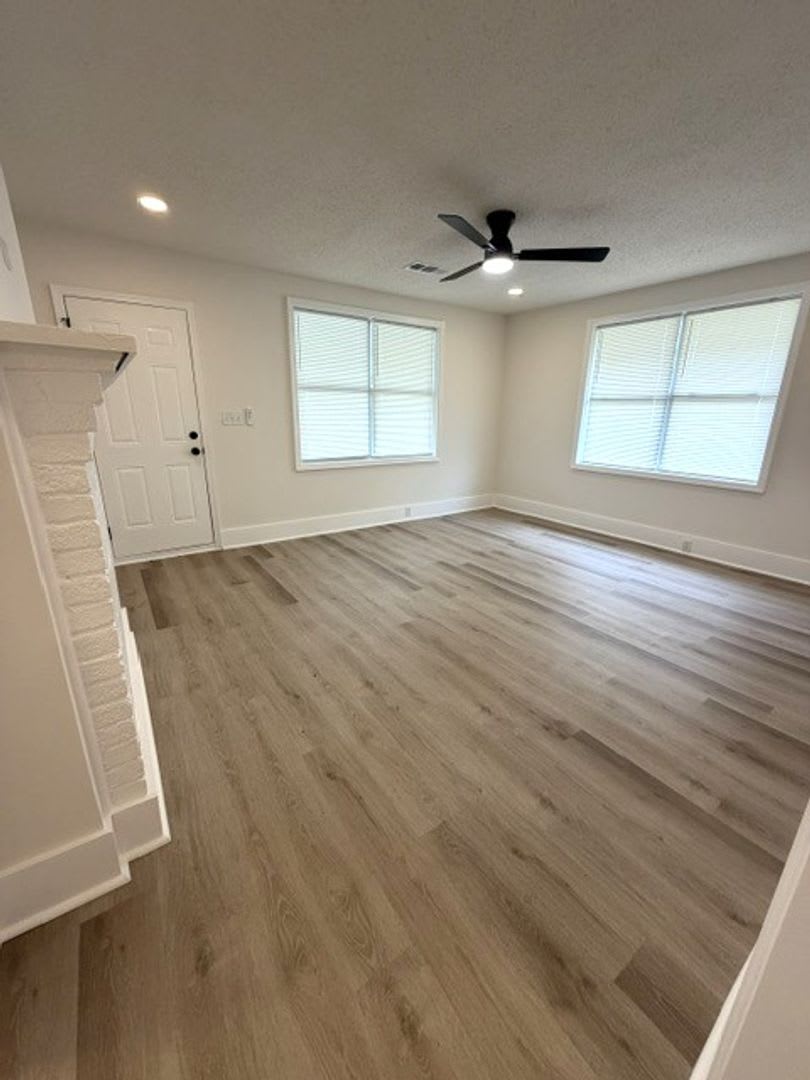 3 minutes from campus! 4 bedroom 2 bath house available now! – photo 2