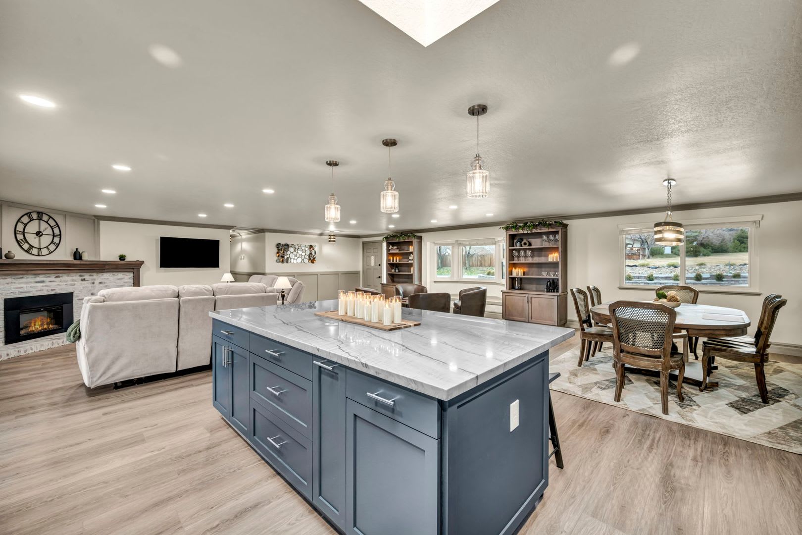 Single Level Fully Furnished South Reno Retreat With Sweeping Mountain Views Hot Tub High End Finishes – photo 3
