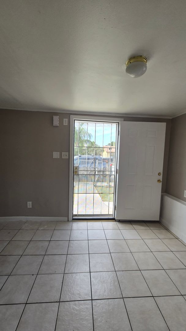 216 1/2 E. Warren Ave. – photo 2