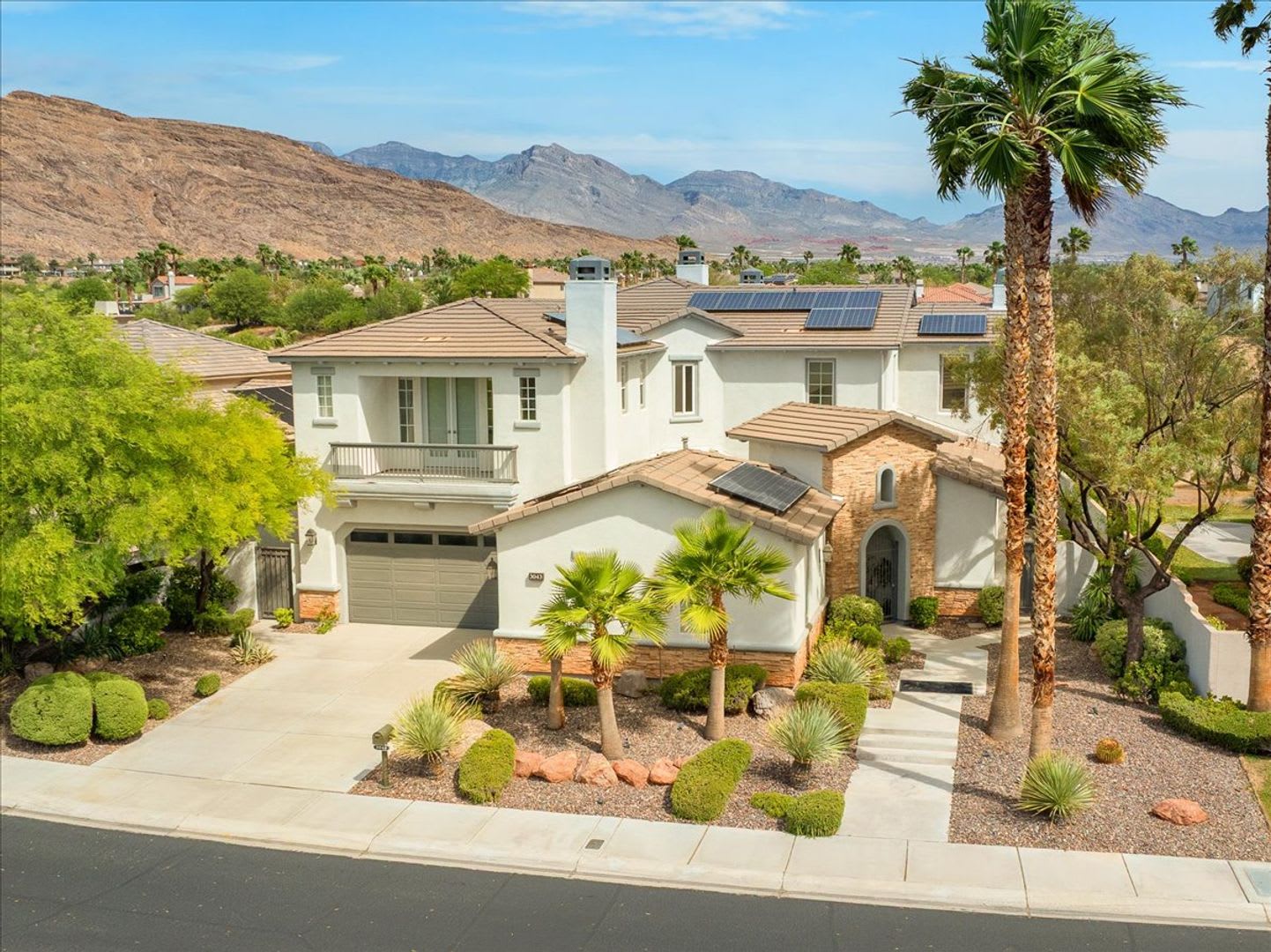 Exclusive 5-Bedroom Estate on the 12th Hole of Arroyo Golf Course in Red Rock Country Club – photo 2