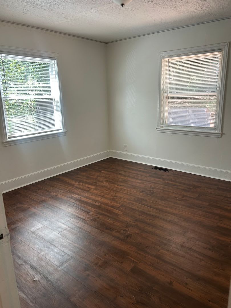 Charming 2 Bedroom Home Minutes from Downtown Greenville – photo 4