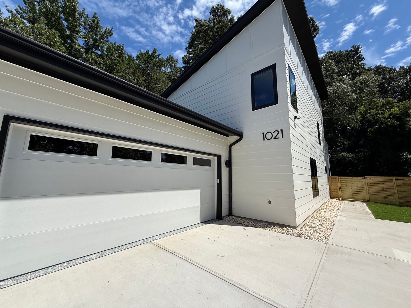 Offering 1 000 Rent Credit For A Lease Signed By 8 31 Newly Built Luxury 3Bd 2 5Ba Downtown Raleigh Townhome With A Private Fenced Yard No Shared Walls A 2 Car Attached Garage – photo 1