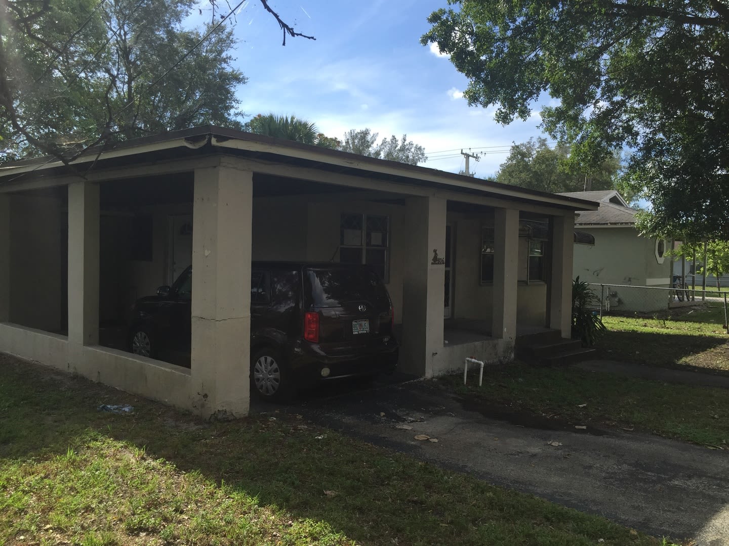 Large 3-2 with a carport – photo 1