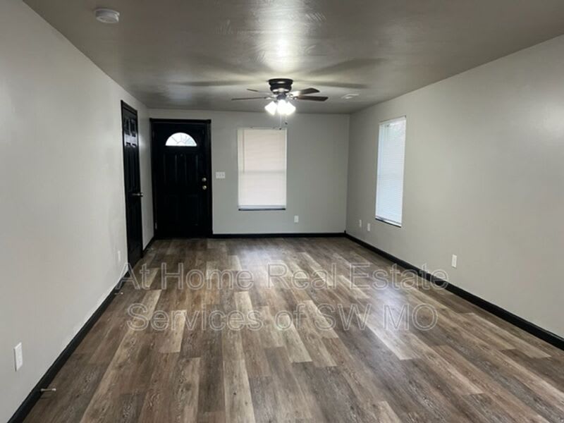 704 N Kansas Expy – photo 3