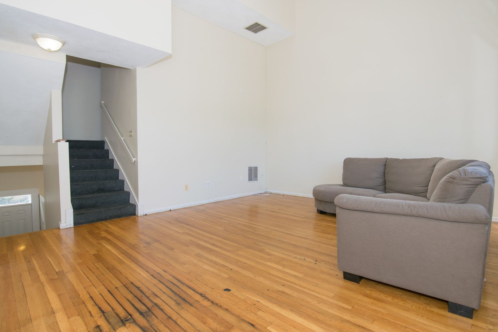 Huge Townhouse Near T W Laundry In Unit 30 Foot Ceilings In Living Room – photo 5