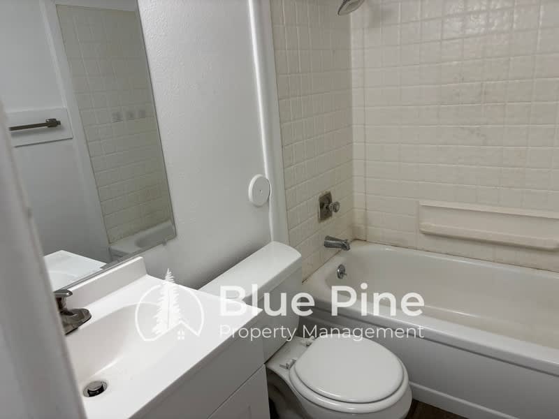 411 Gladstone Street – photo 5